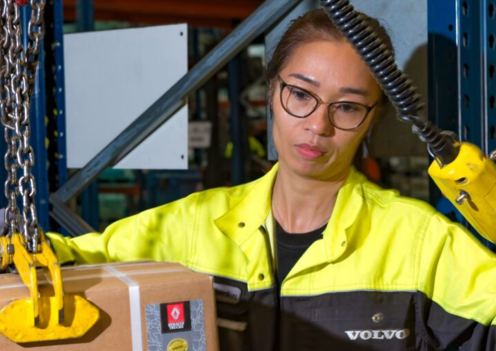 « L’industrie m’a toujours attirée, révèle Hocéane Tedie, ingénieure en bureau d’études chez Volvo. J’aime voir le fruit de mon travail, qu’il soit tangible. » Elle n’est sans doute pas la seule, et pourtant ce secteur n’est pas celui vers lequel les femmes s’orientent naturellement. « On pense tout de suite à l’usine, à la partie logistique. Alors qu’il y a beaucoup d’autres départements annexes à la production » s’est rendu compte Hocéane en menant quelques recherches.